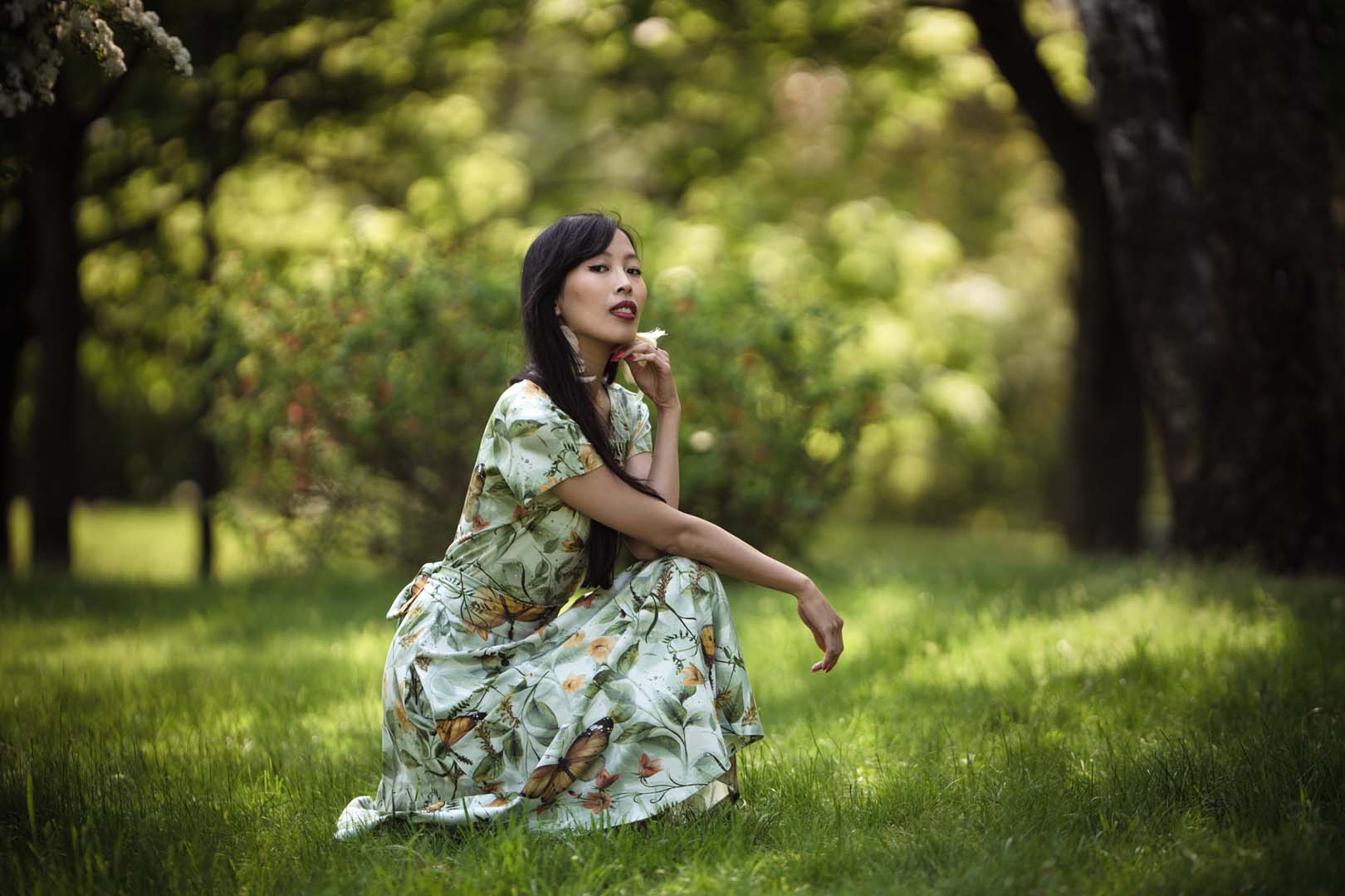 Kwiecista sukienka – Wybierz modny kwiatowy motyw na każdą okazję